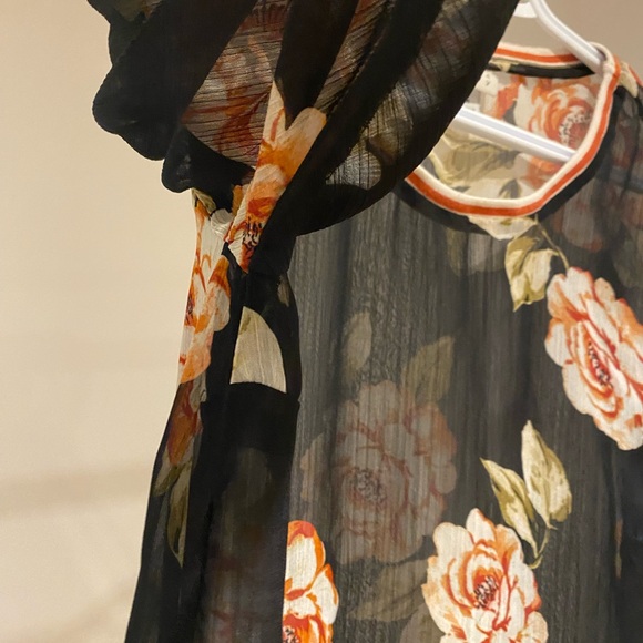 A.N.D ea wy floral sheer blouse. Size medium - Picture 5 of 9